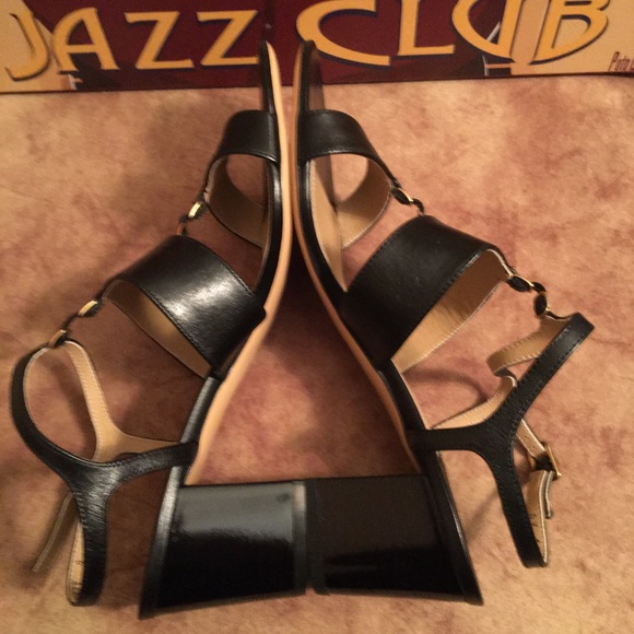 🍁ON SALE🍂SALVATORE FERRAGAMO NWOT AUTHENTIC SOFT BLK LEATHER & GOLD LOGO SANDALS - Picture 2 of 8